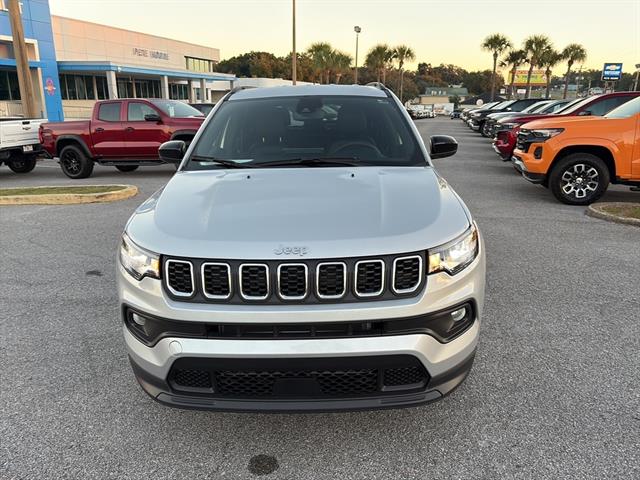 2024 Jeep Compass Latitude photo 2