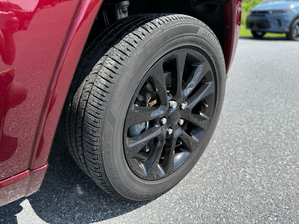 Used 2022 Red Jeep Laredo X image 9