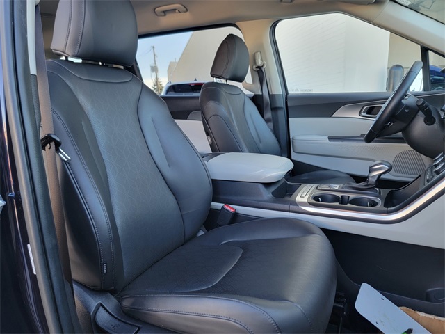 2024 Kia Carnival LX photo 18