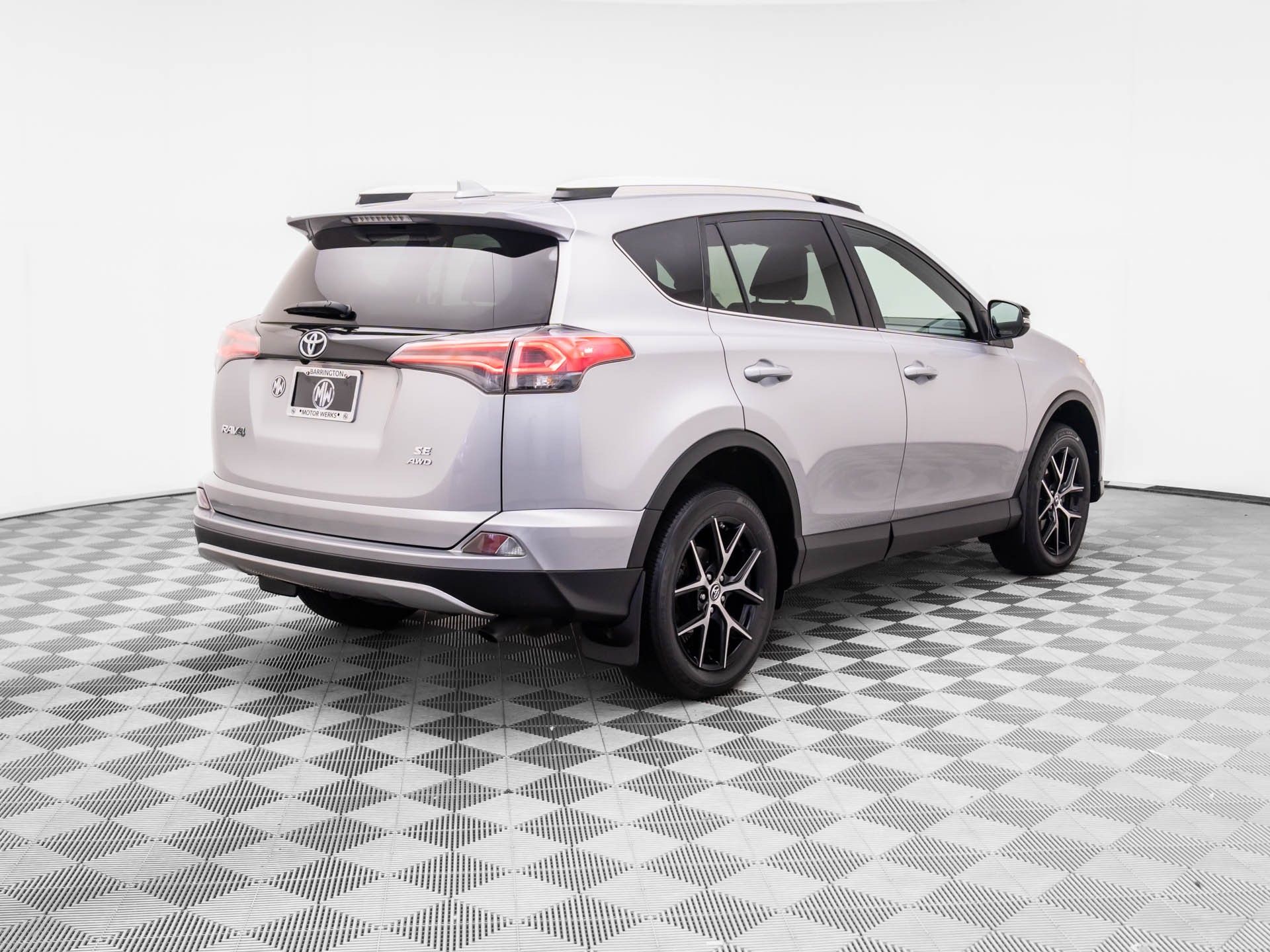 2016 Toyota RAV4 SE photo 3