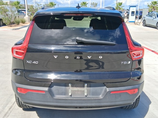 2022 Volvo XC40 R-Design photo 5