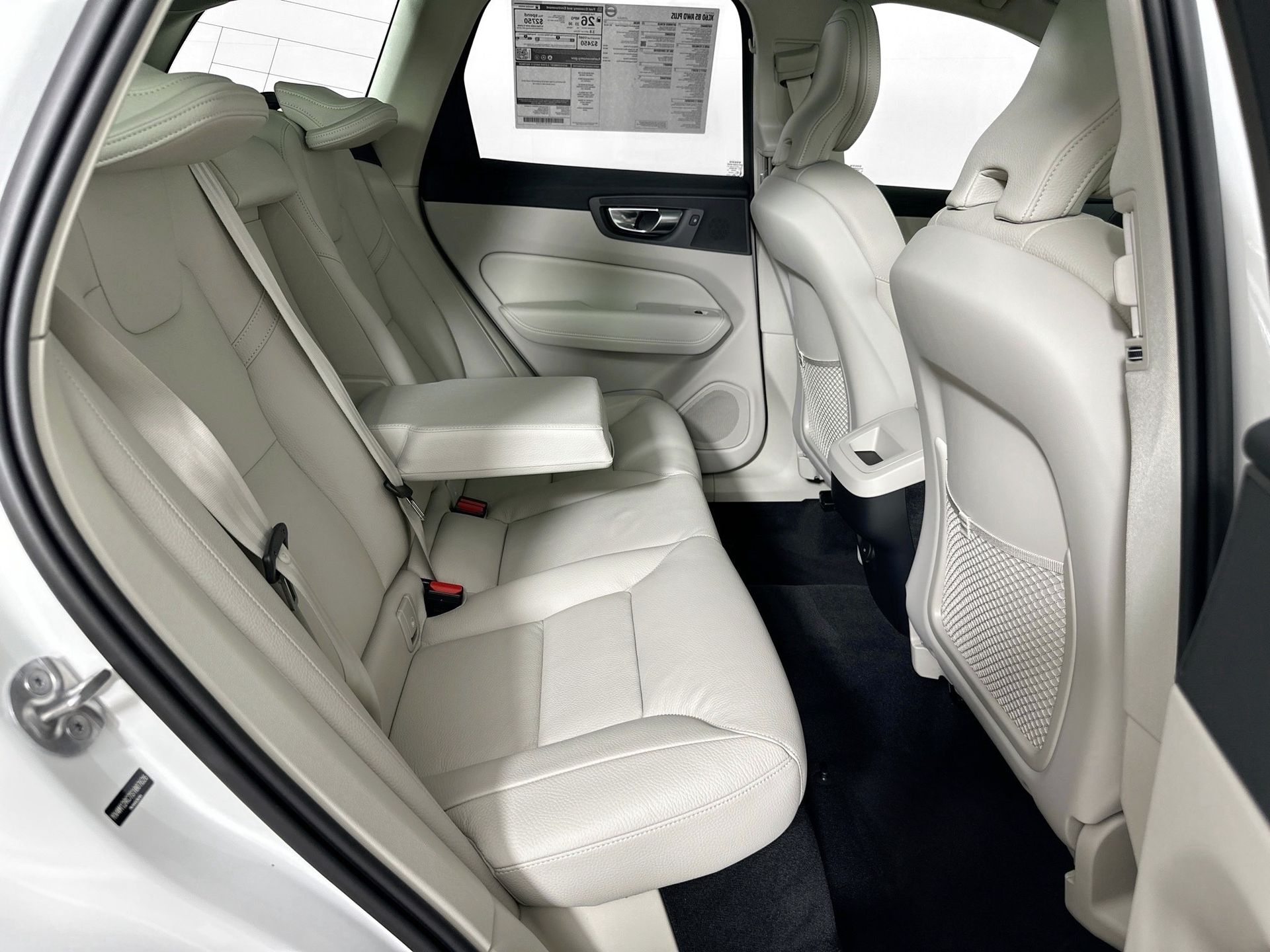 2025 Volvo XC60 B5 Plus photo 23