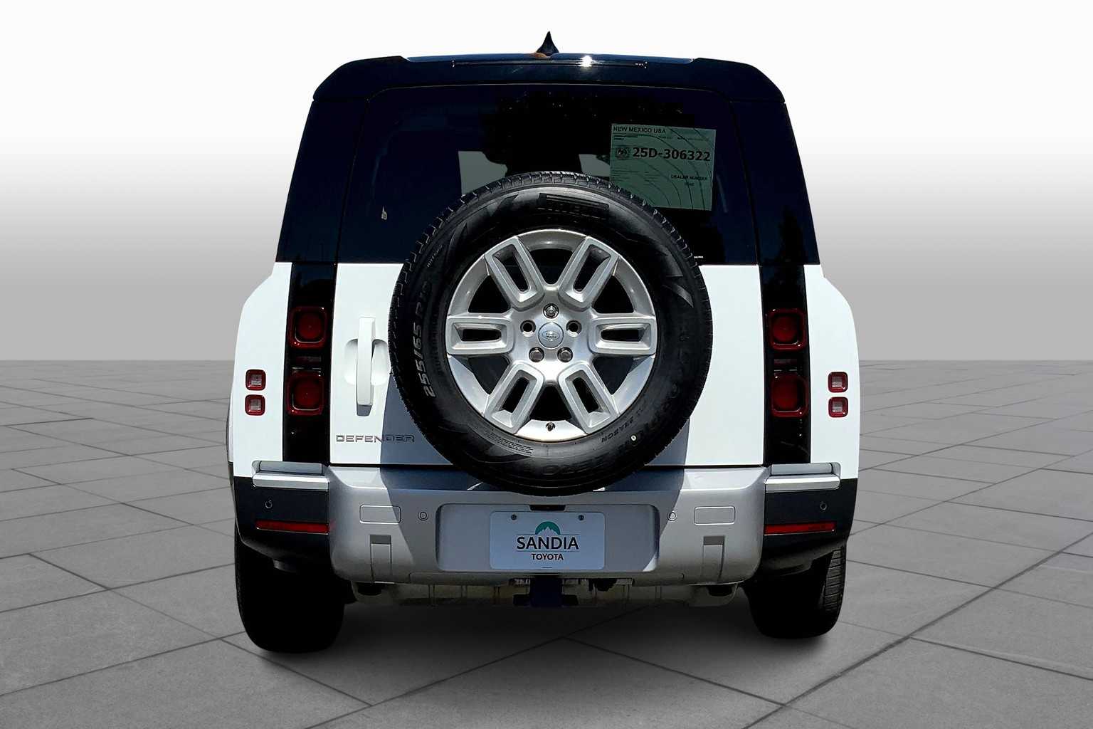 2024 Land Rover Defender S photo 4