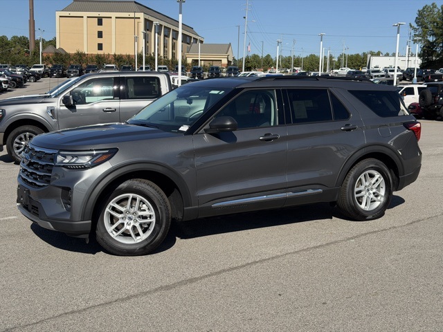 2025 Ford Explorer photo 2