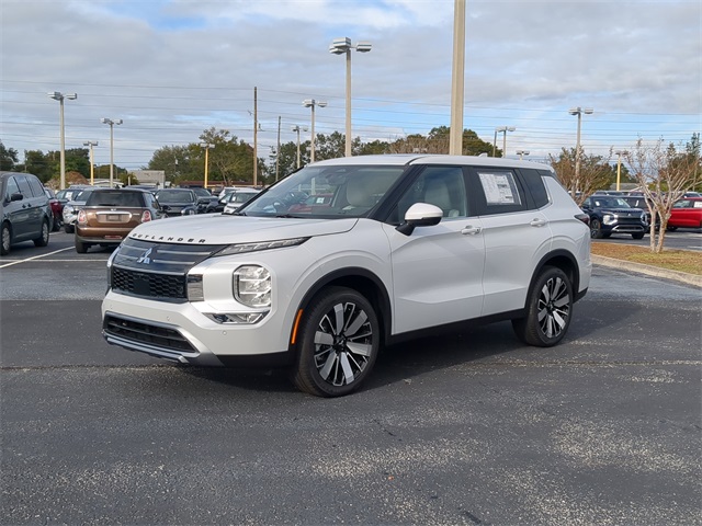 2025 Mitsubishi Outlander SE's photo