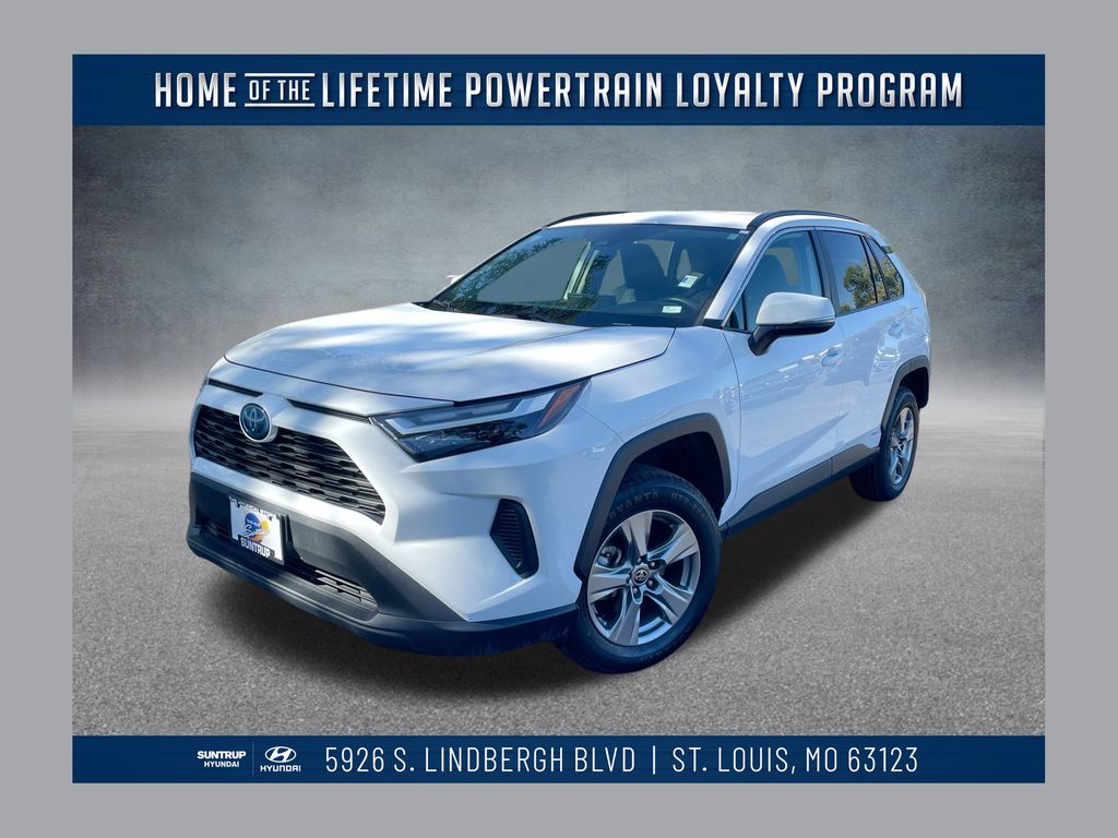 2024 Toyota RAV4 XLE's photo