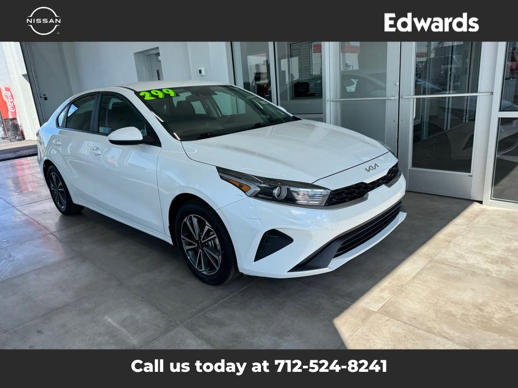 2024 Kia Forte LXS photo 2