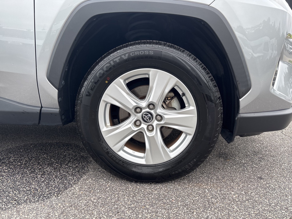 2020 Toyota RAV4 XLE photo 4