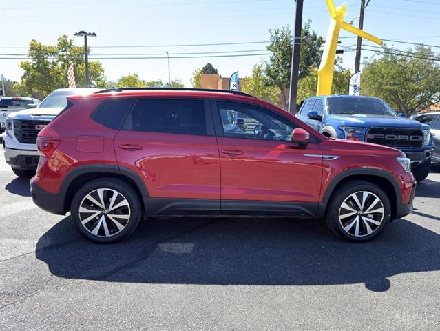 2023 Volkswagen Taos SE photo 3