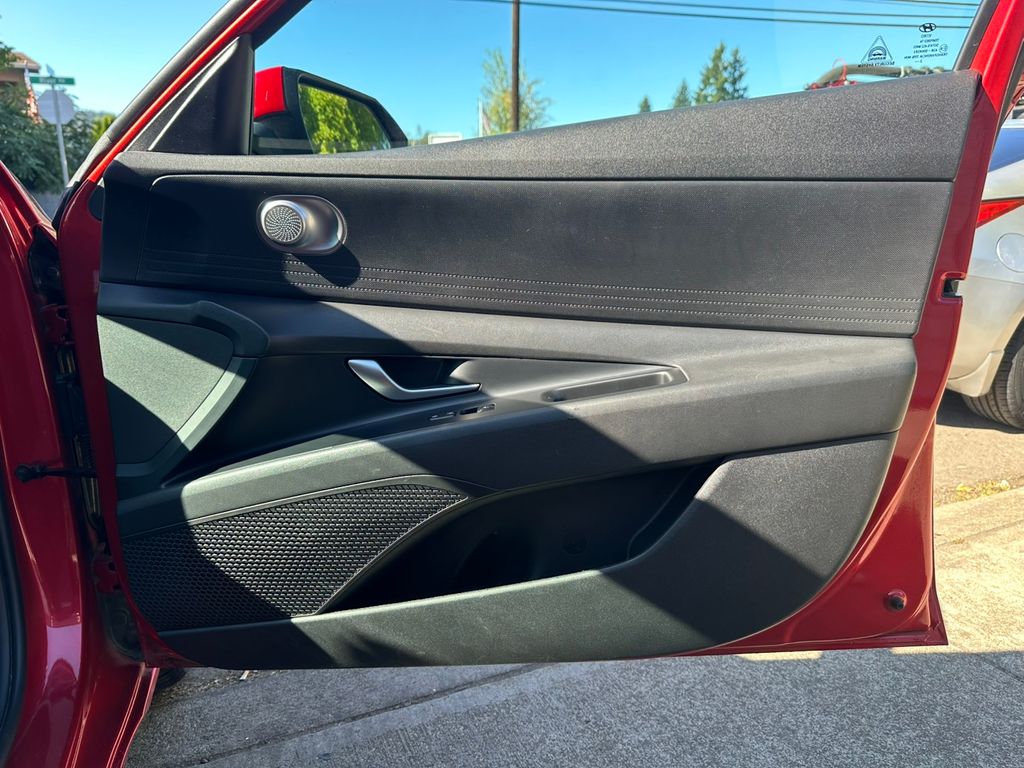 2023 Hyundai Elantra SEL photo 23