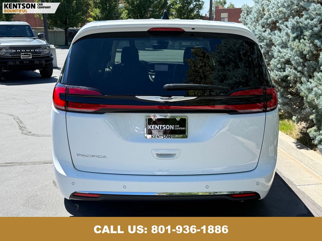 2024 Chrysler Pacifica Touring L photo 7