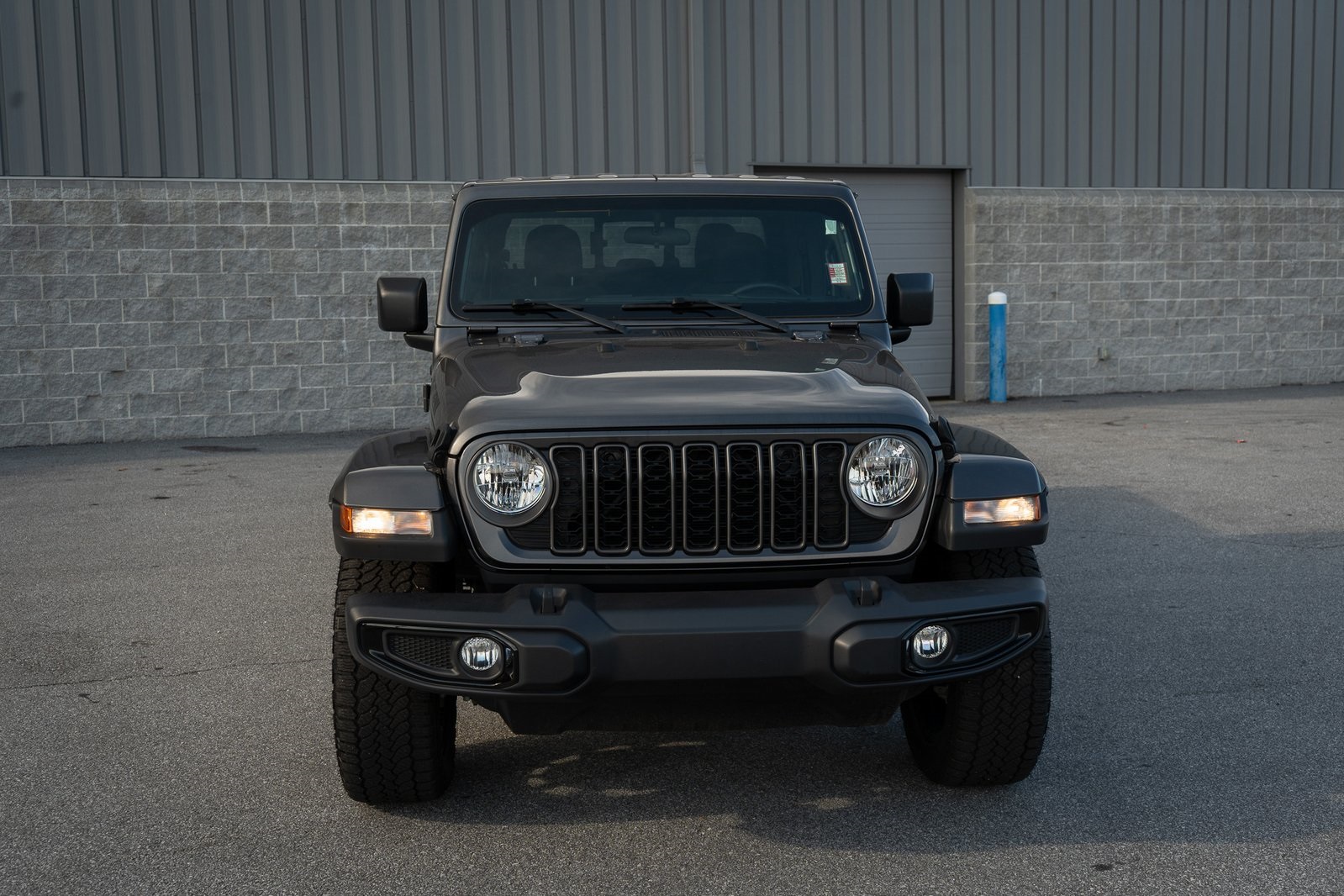 2024 Jeep Gladiator Sport photo 2