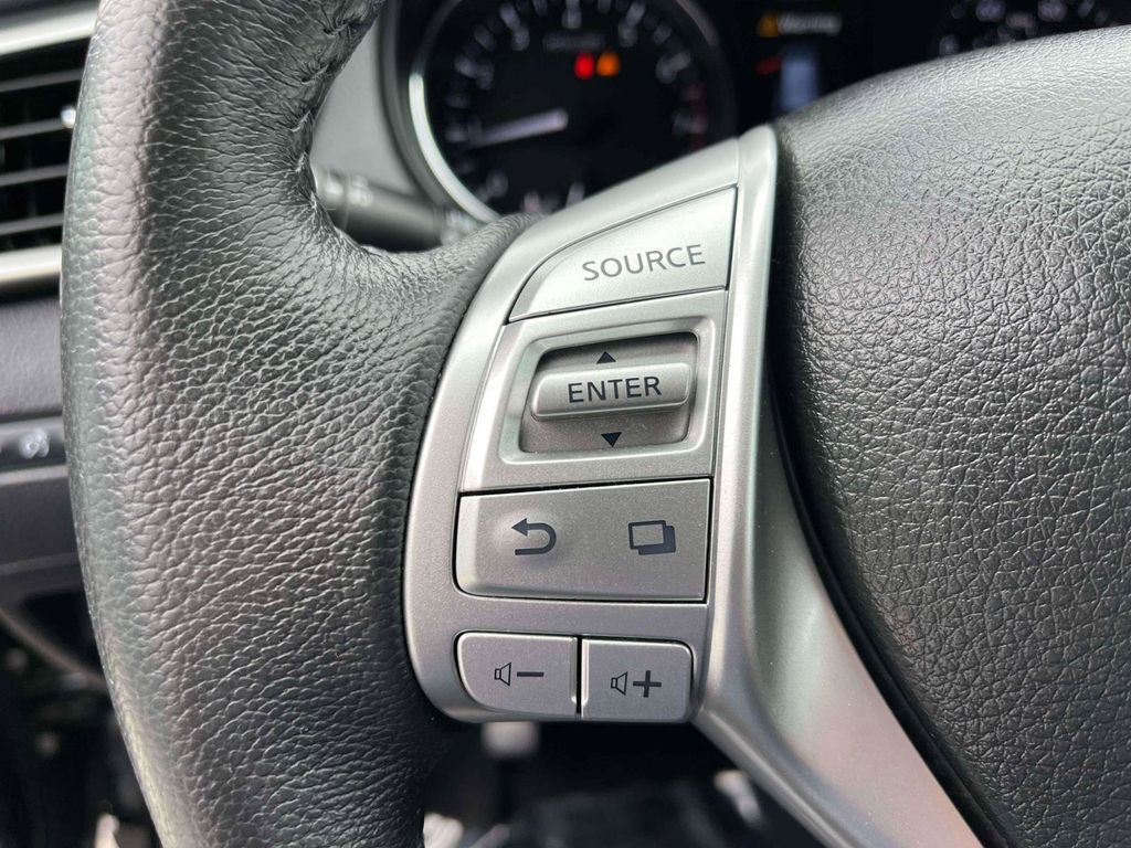 2016 Nissan Rogue SL photo 11
