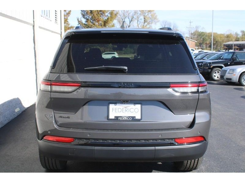 2025 Jeep Grand Cherokee Altitude photo 4