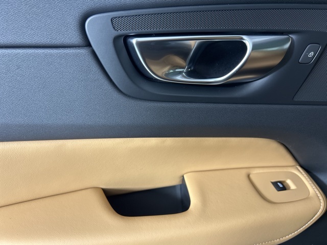 2025 Volvo XC60 B5 photo 34