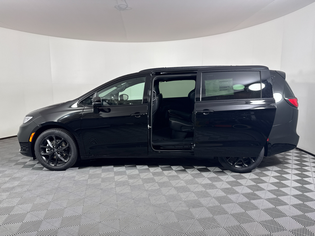 2026 Chrysler Pacifica Limited photo 3