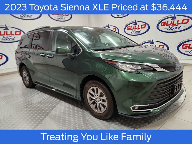 2023 Toyota Sienna XLE's photo