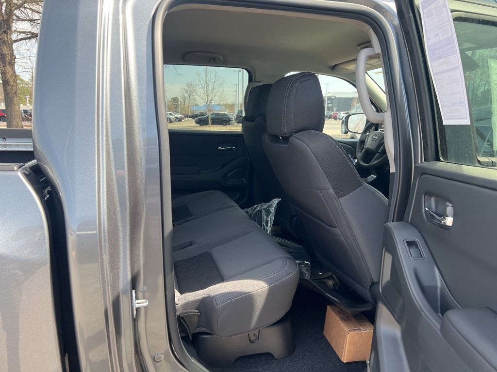 2025 Nissan Frontier SV photo 14