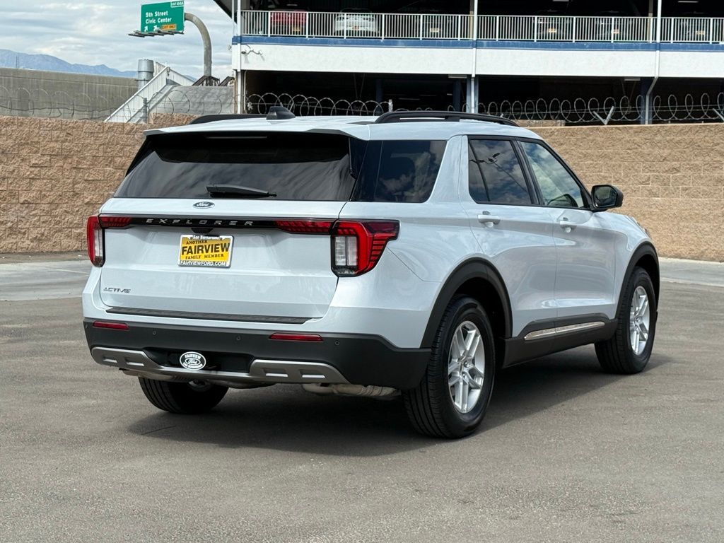 2025 Ford Explorer photo 3