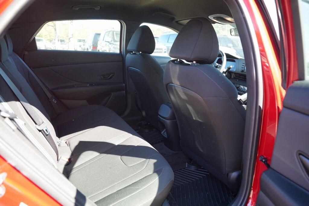 2025 Hyundai Elantra SEL Sport photo 11