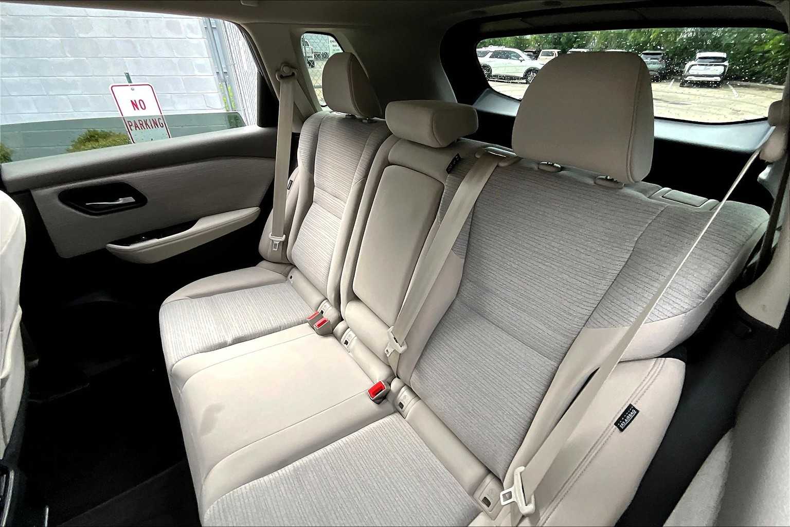 2023 Nissan Rogue SV photo 16