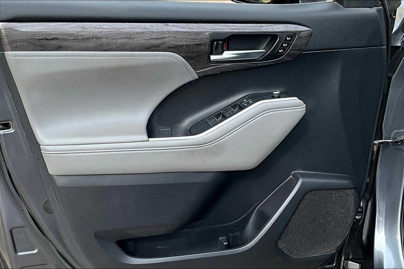 2020 Toyota Highlander Limited photo 23