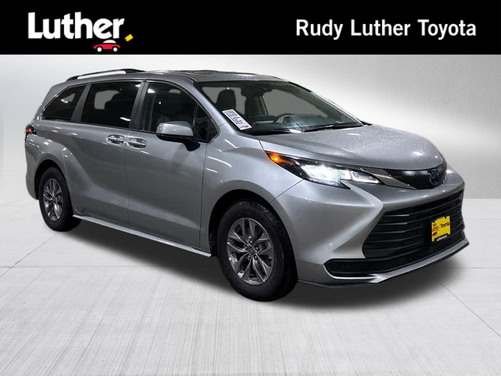 2024 Toyota Sienna LE's photo