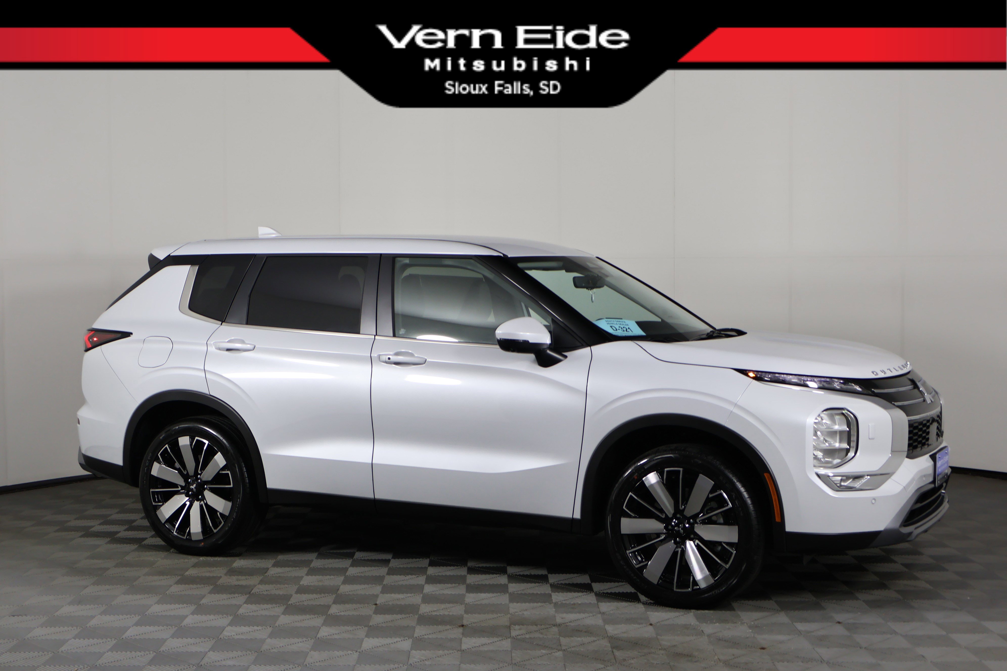 2026 Mitsubishi Outlander SE's photo