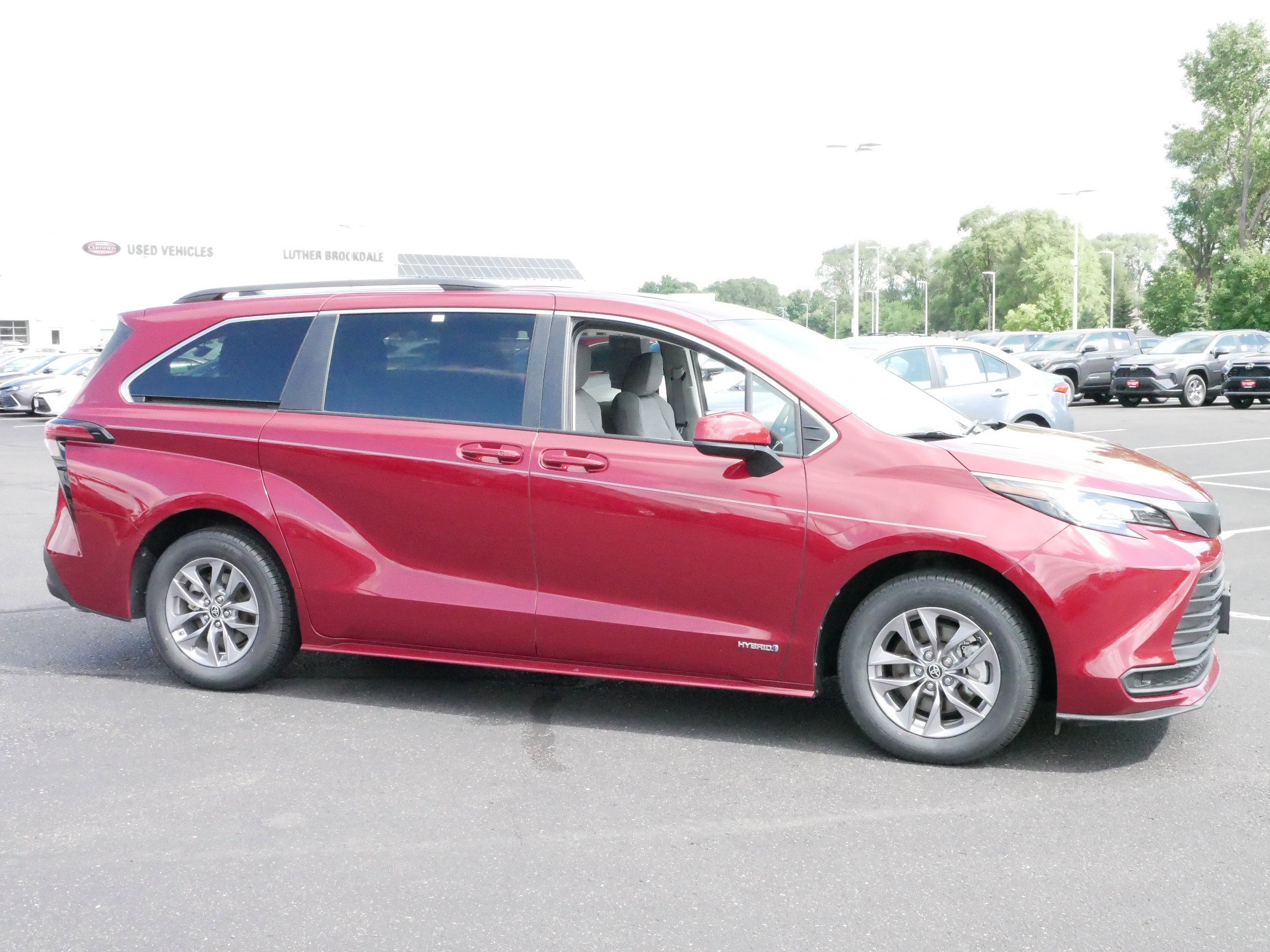 Certified 2021 Toyota Sienna LE with VIN 5TDBSKFC4MS020660 for sale in Brooklyn Center, Minnesota