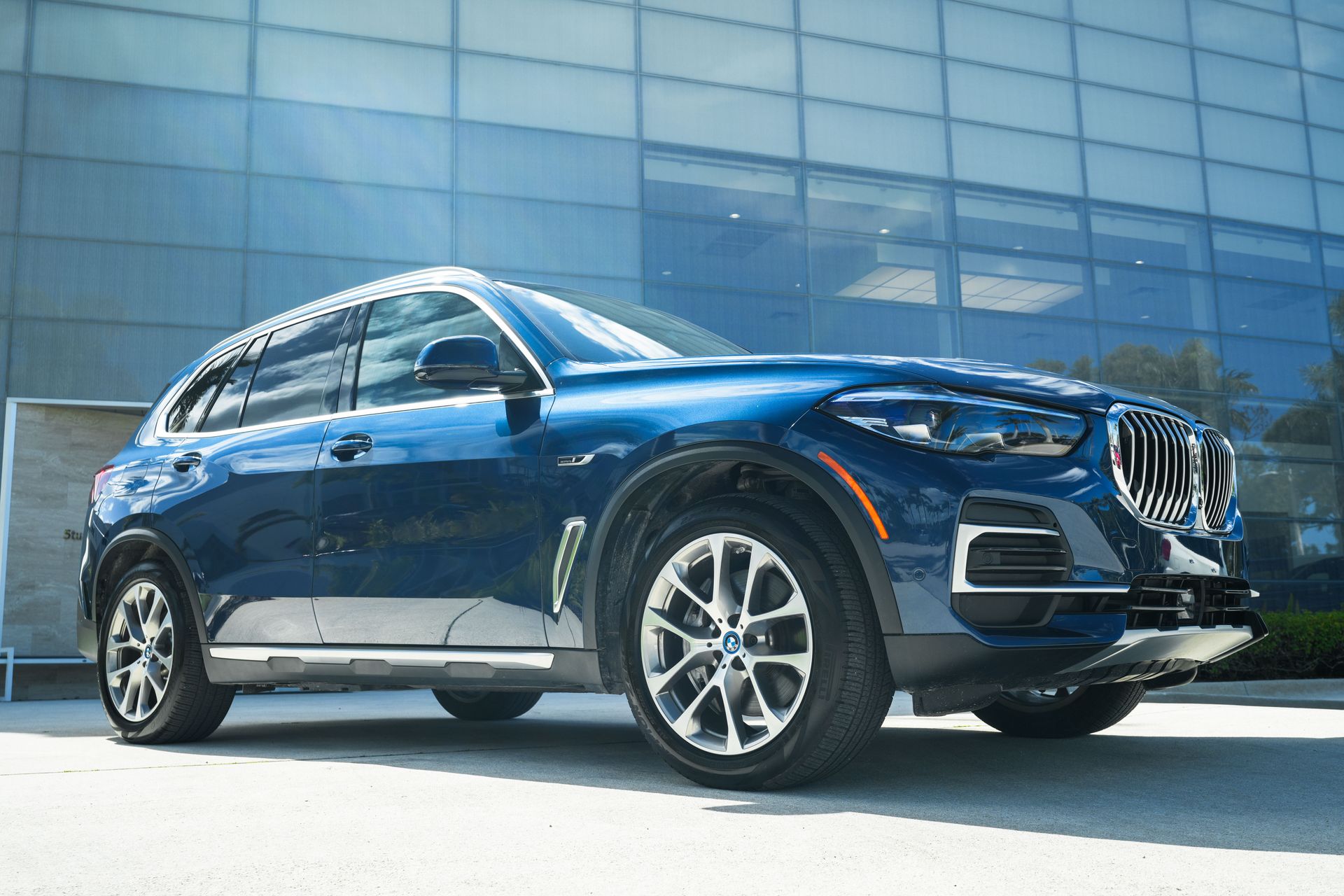 2022 BMW X5 45e's photo