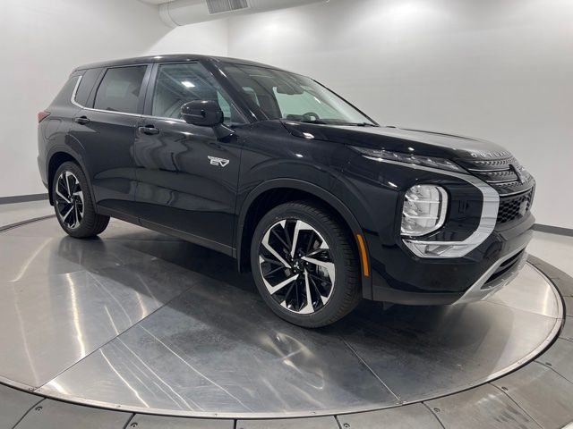 2023 Mitsubishi Outlander Plug-In Hybrid SE's photo