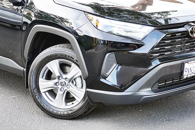 2024 Toyota RAV4 XLE photo 3