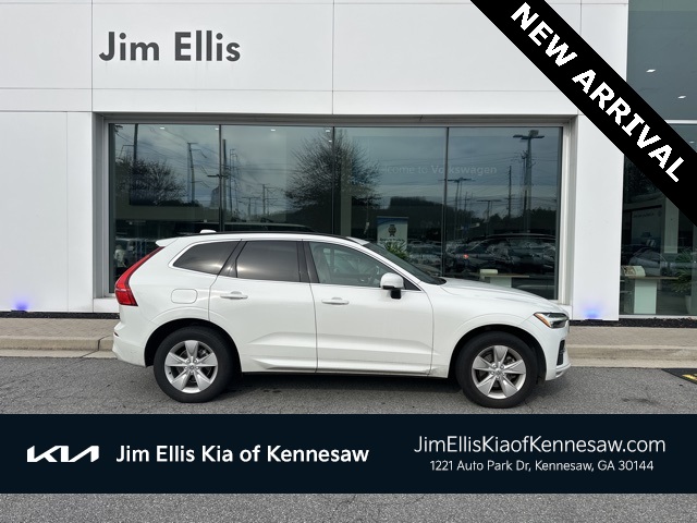 2022 Volvo XC60 Momentum's photo