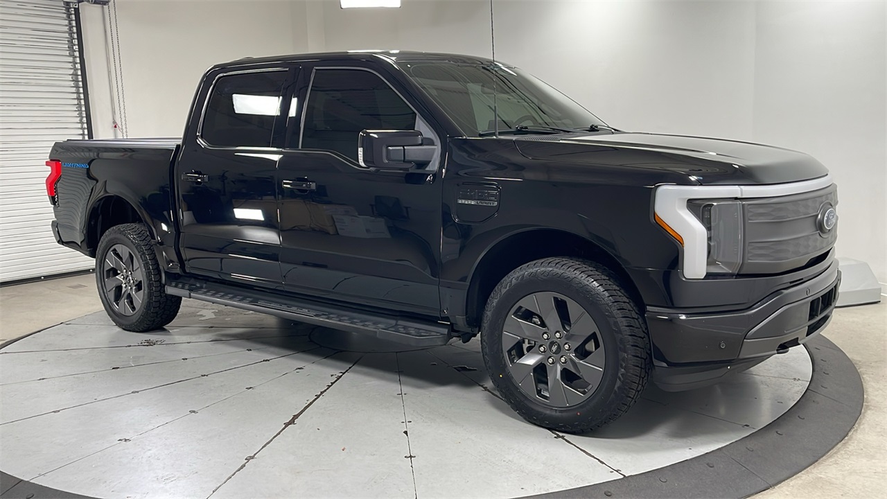 2023 Ford F-150 Lightning Lariat photo 3