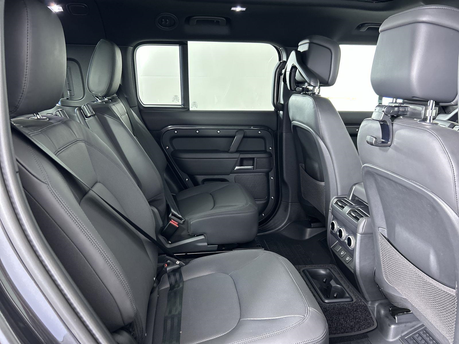 2025 Land Rover Defender 130 X-Dynamic SE photo 28