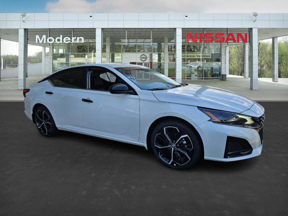 2025 Nissan Altima SR photo 2