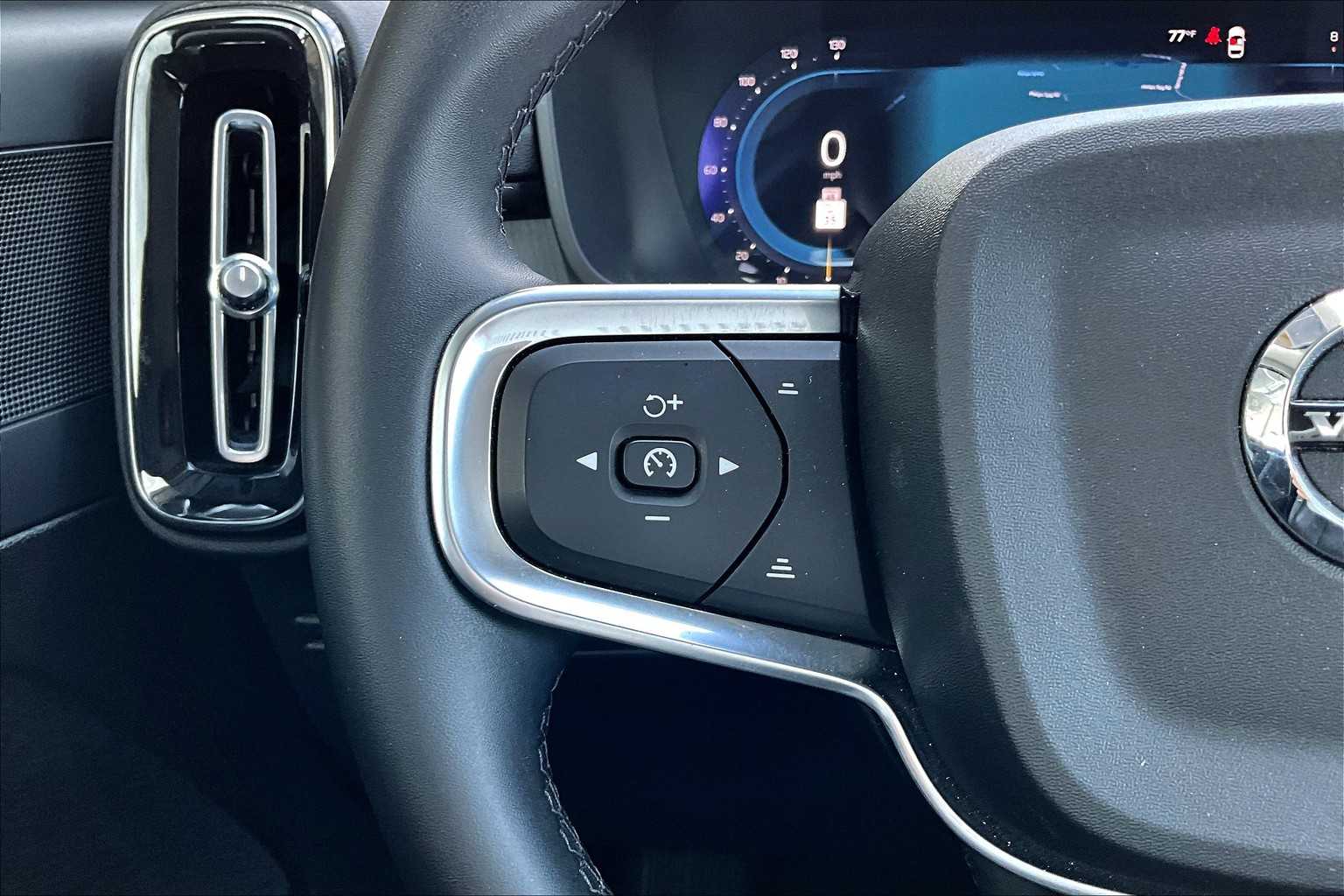 2025 Volvo XC40 Plus photo 23