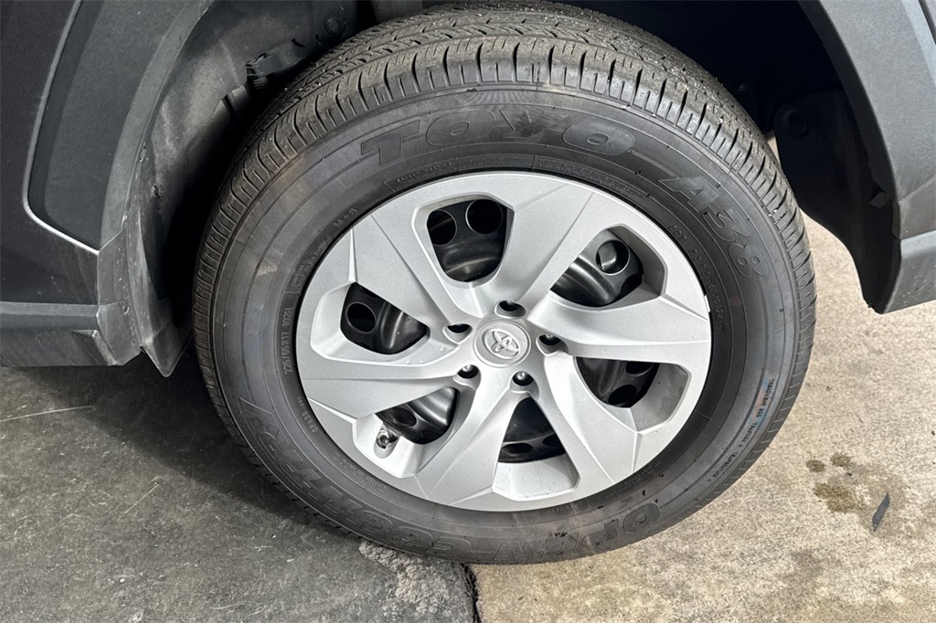 2024 Toyota RAV4 LE photo 4