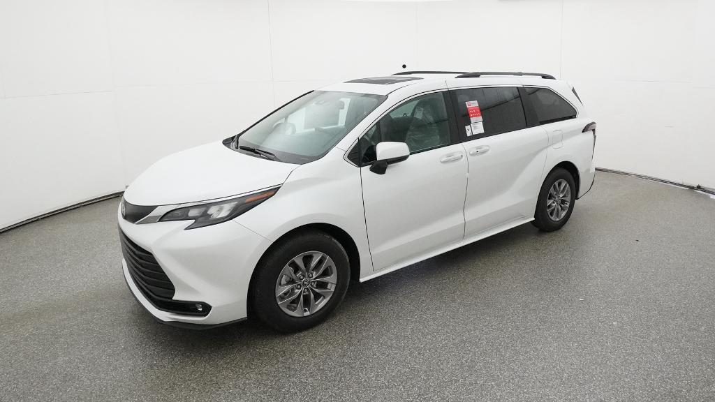 2026 Toyota Sienna XLE's photo