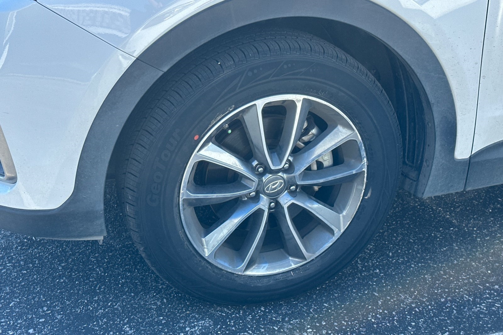 2017 Hyundai Santa Fe SE photo 3