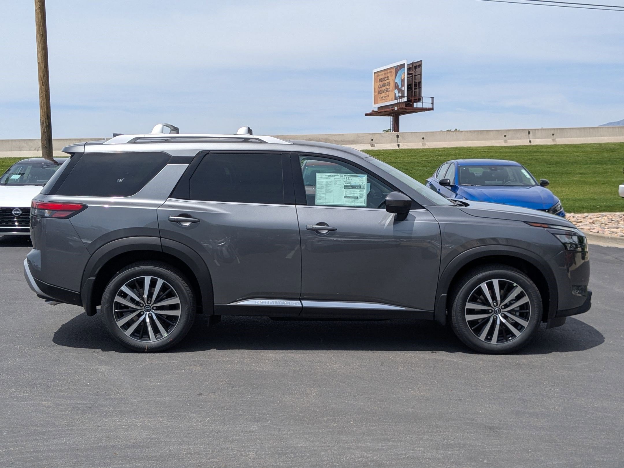 2025 Nissan Pathfinder Platinum photo 2