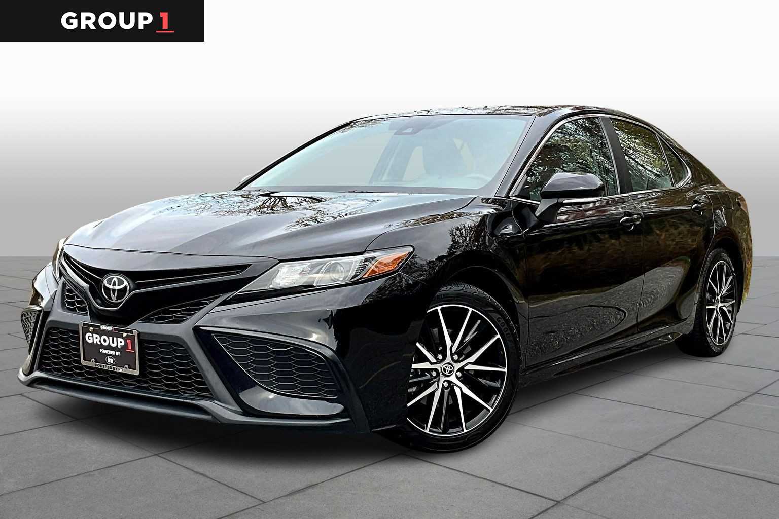 2023 Toyota Camry SE's photo
