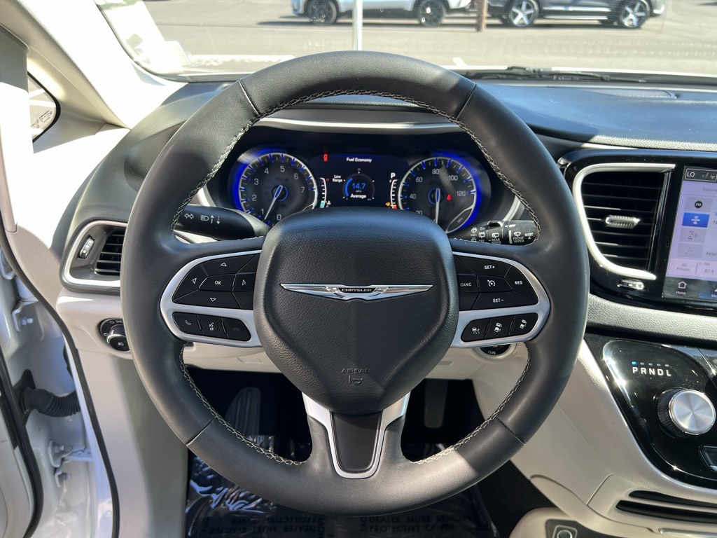2023 Chrysler Pacifica Touring L photo 16