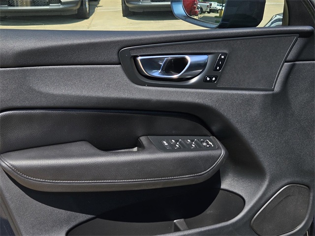 2022 Volvo XC60 B5 Momentum photo 19