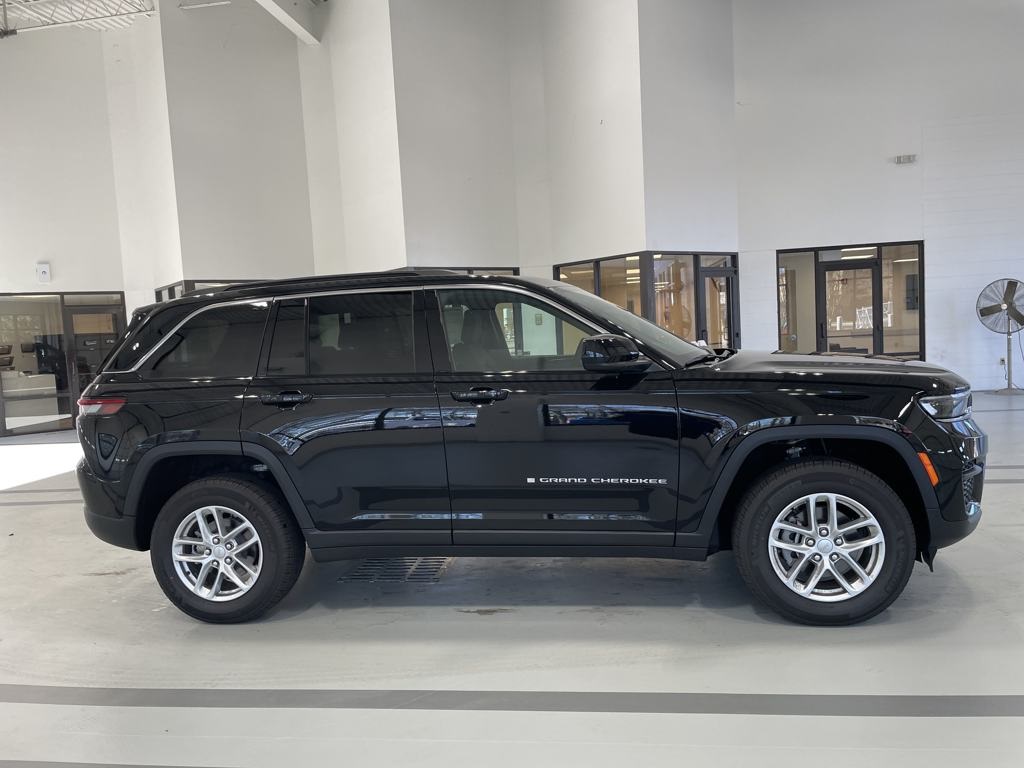 2025 Jeep Grand Cherokee Laredo photo 2