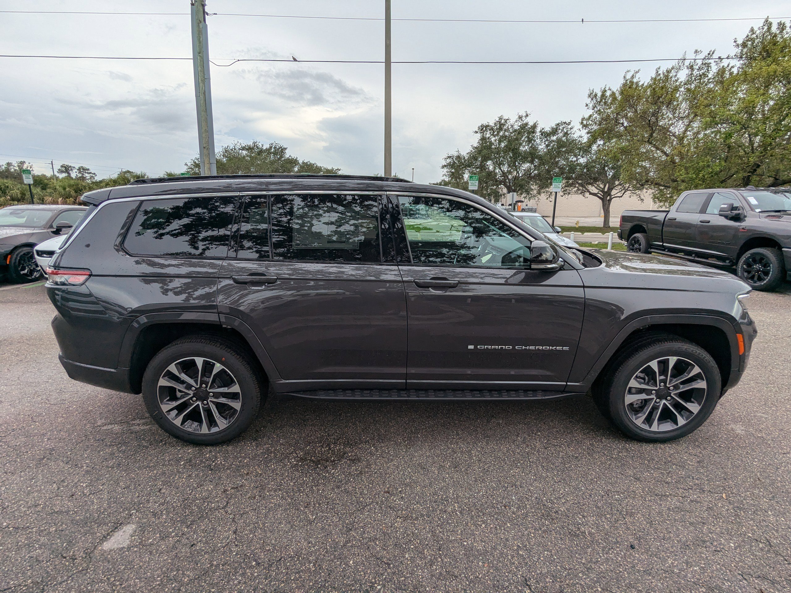 2025 Jeep Grand Cherokee Overland photo 2