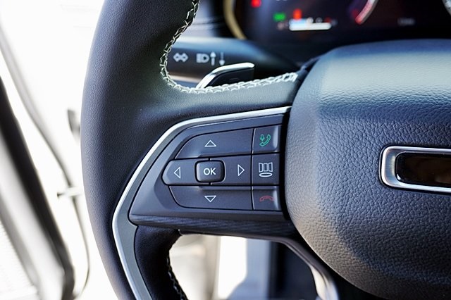 New 2024 Bright White Clear-Coat Exterior Paint Jeep Laredo image 38