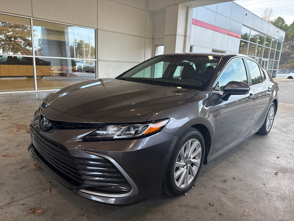 2023 Toyota Camry LE's photo