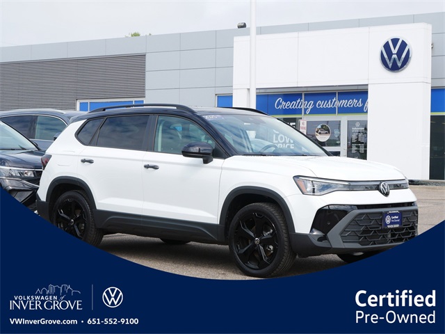 2025 Volkswagen Taos SE Black's photo