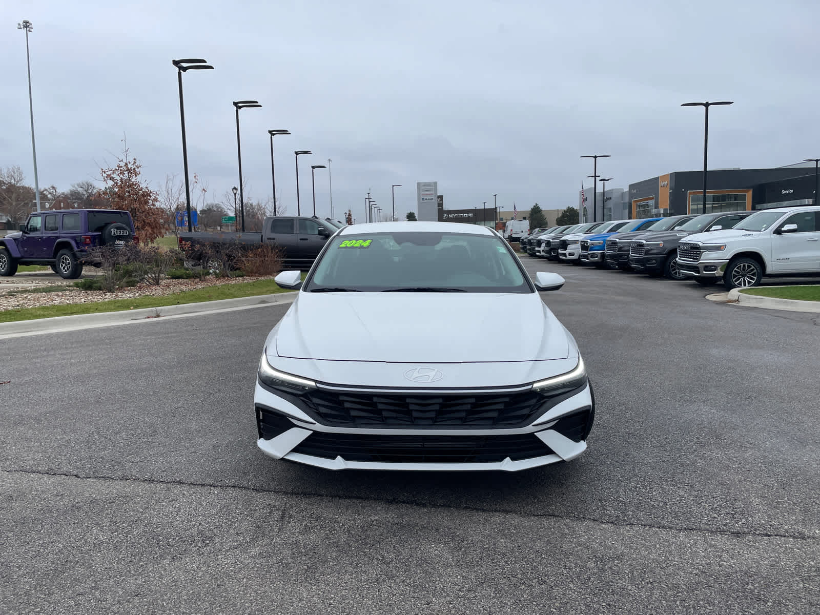 2024 Hyundai Elantra SEL photo 3